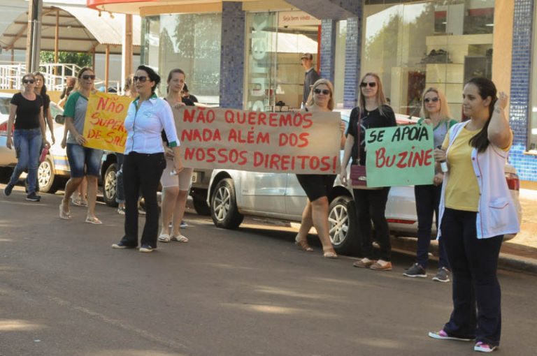 Professores municipais fazem manifestação para pedir reposição salarial