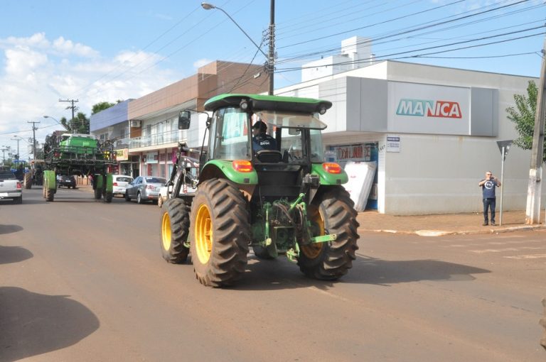“Tratoraço” de agricultores é realizado em apoio aos motoristas