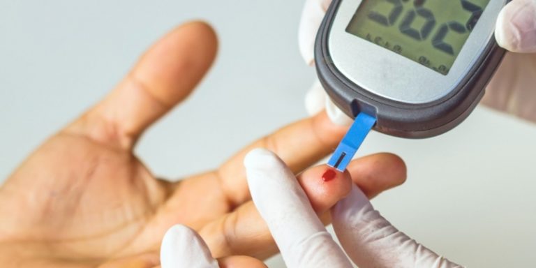Descontrole do diabetes pode levar à cegueira, amputação e problemas nos rins: especialistas tiram dúvidas