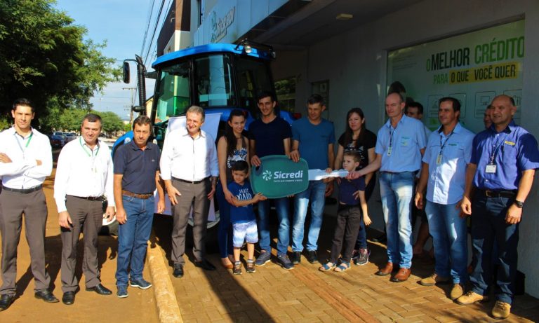 Sicredi entrega trator para irmãos associados de Rio Bonito do Iguaçu
