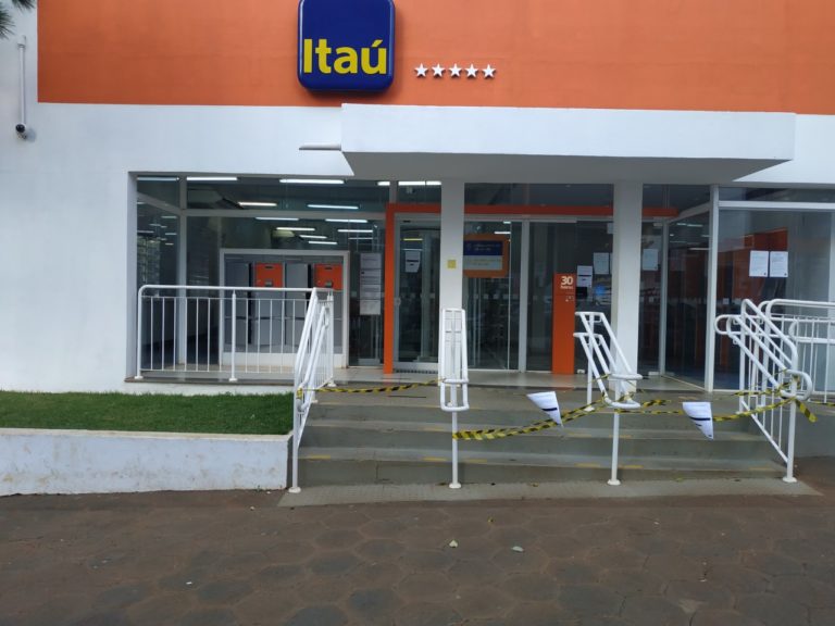 Covid-19: banco está fechado temporariamente e casos disparam no município