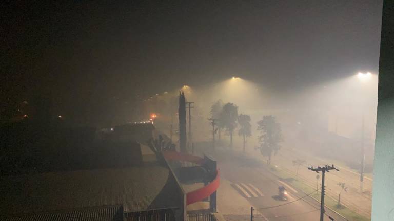 Fumaça Atinge cidade de Quedas do Iguaçu na noite desta quarta-feira, 14