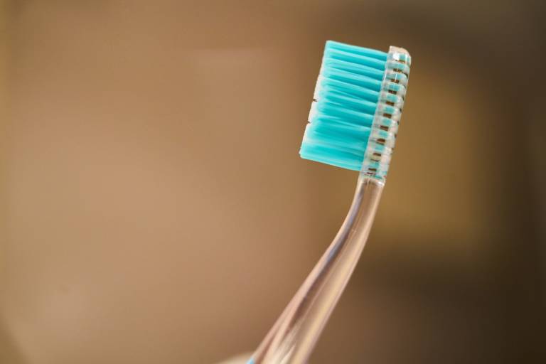 Eis a questão: jogar a escova de dente pós-covid ou não?