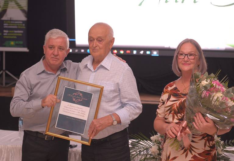 Aciqi comemora 39 anos com associados e presta homenagem ao empresário Anelson Ubialli