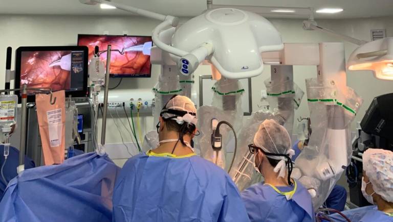 Curitiba realiza primeira cirurgia de coração com robô