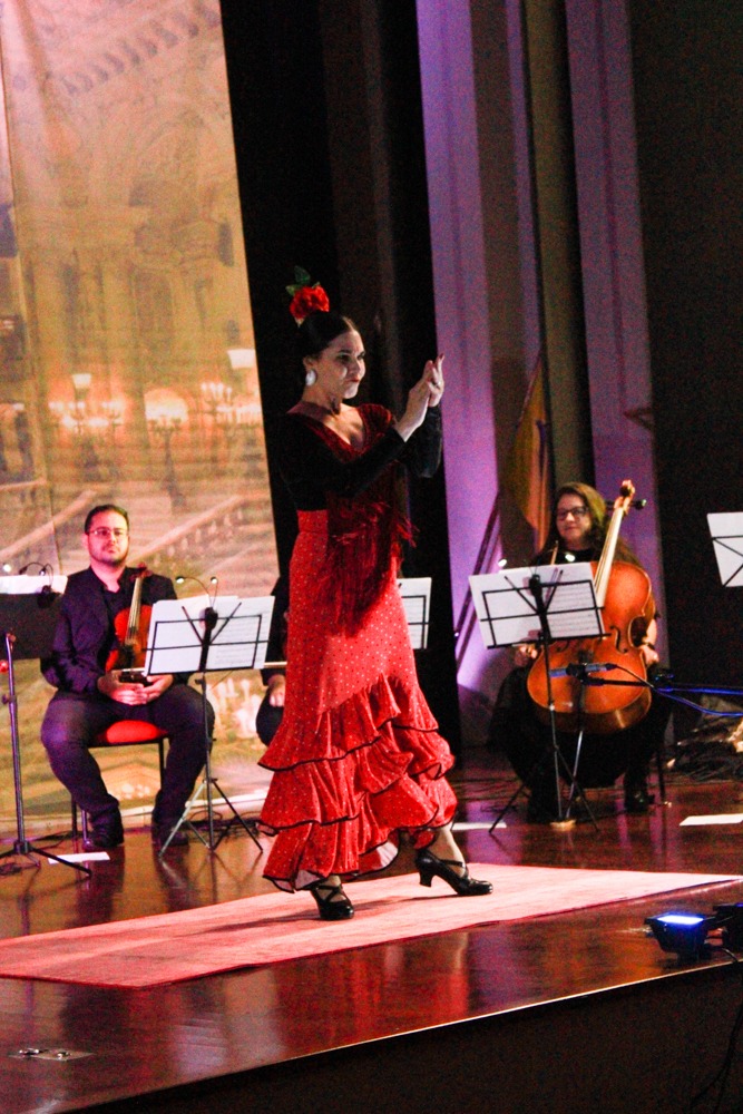 Público se encanta no Centro Cultural  com show A Música das Castanholas