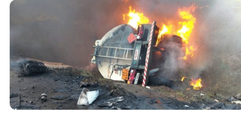 Colisão entre carreta e caminhão tanque deixa dois mortos na BR 282