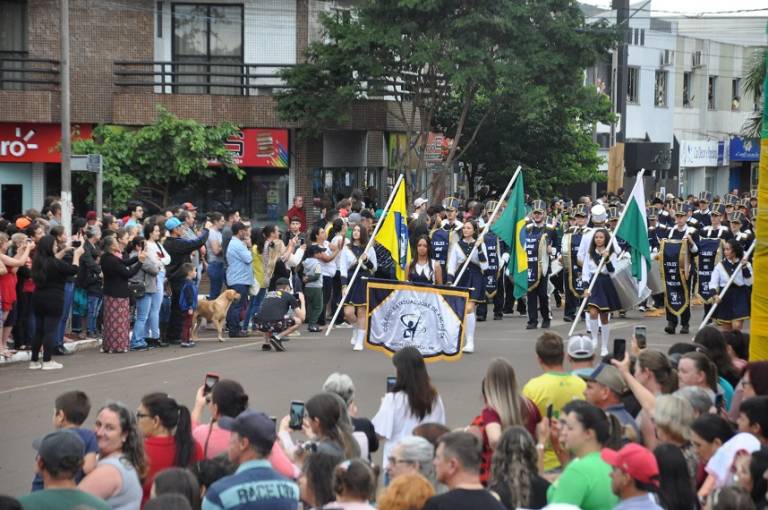 Desfile Cívico e bolo gigante marcam aniversário de 55 anos de Quedas do Iguaçu