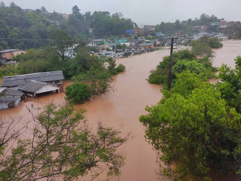 Mais de 4,3 mil pessoas foram diretamente atingidas pelas chuvas no Paraná diz Defesa Civil