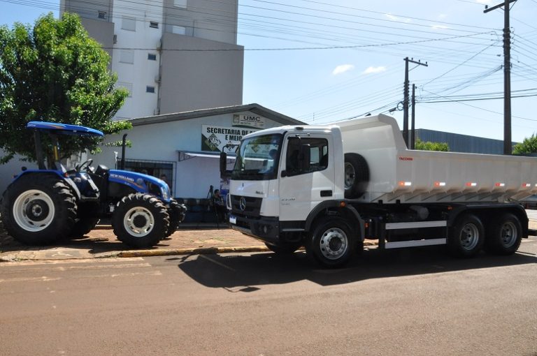Prefeitura através da Secretaria de Agricultura entrega caminhão basculante e trator
