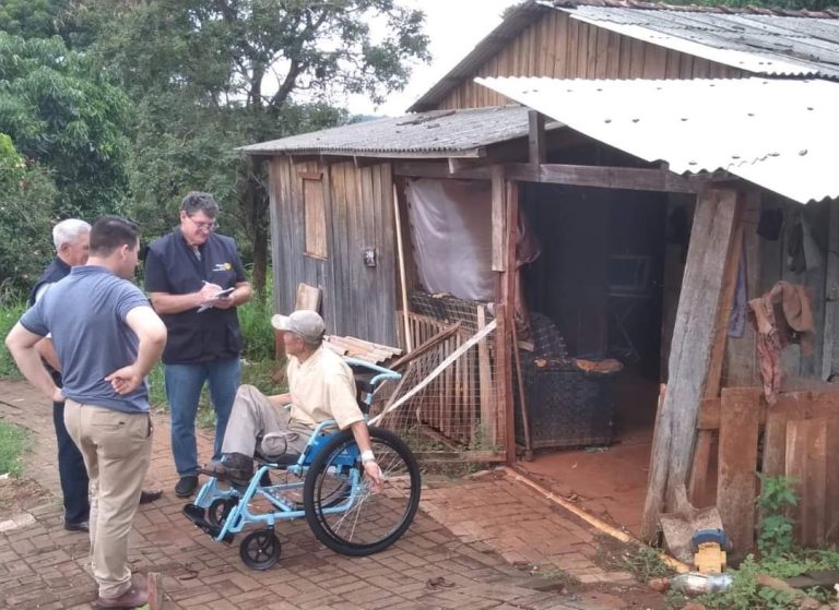 Programa Mobilidade para Todos entrega cadeiras de rodas em Espigão Alto do Iguaçu