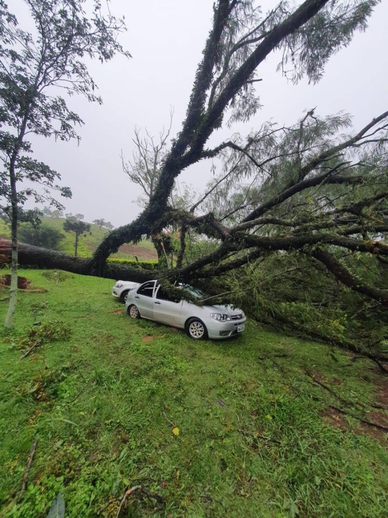 Cidade de Nova Laranjeiras no Paraná é atingida por tornado