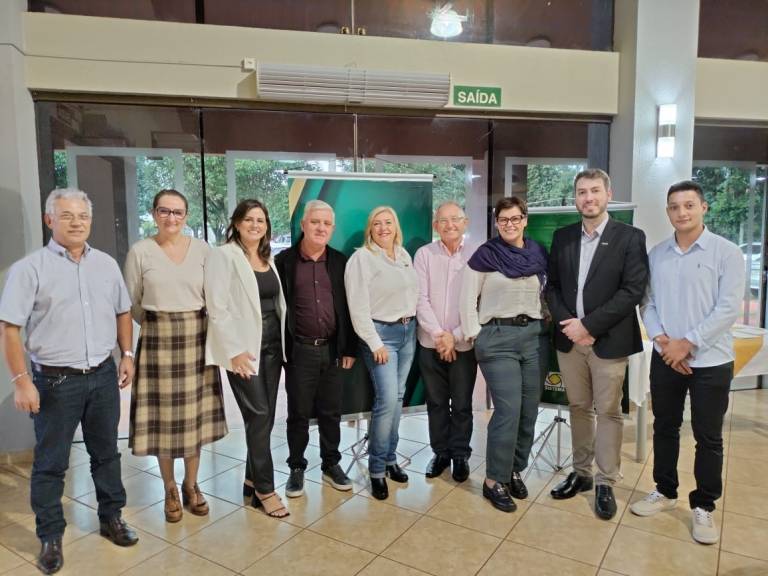 Comitiva da Aciqi participa de reunião histórica com presidentes de Aces do Oeste do Paraná